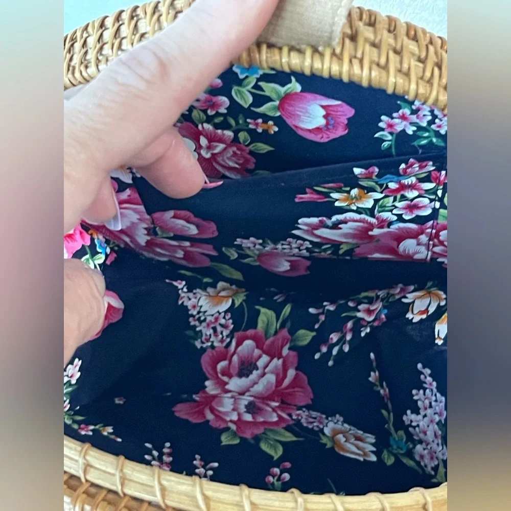 Summer handwoven Rattan circle purse crossbody boho fun and super cute beach - Picture 7 of 13